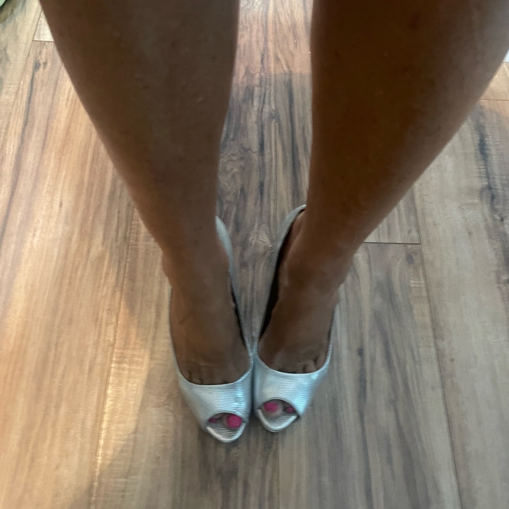 Size 8 Guess Sparkling Grey & White